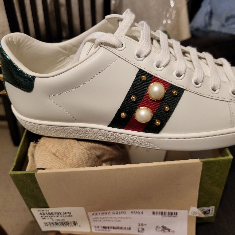 I'm selling  a woman sneakers.